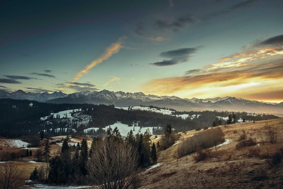 Vue sur le lac d'Annecy et les montagnes de Haute-Savoie
