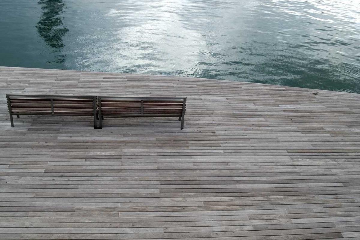 Rives paisibles et pontons du lac d'Annecy au petit matin